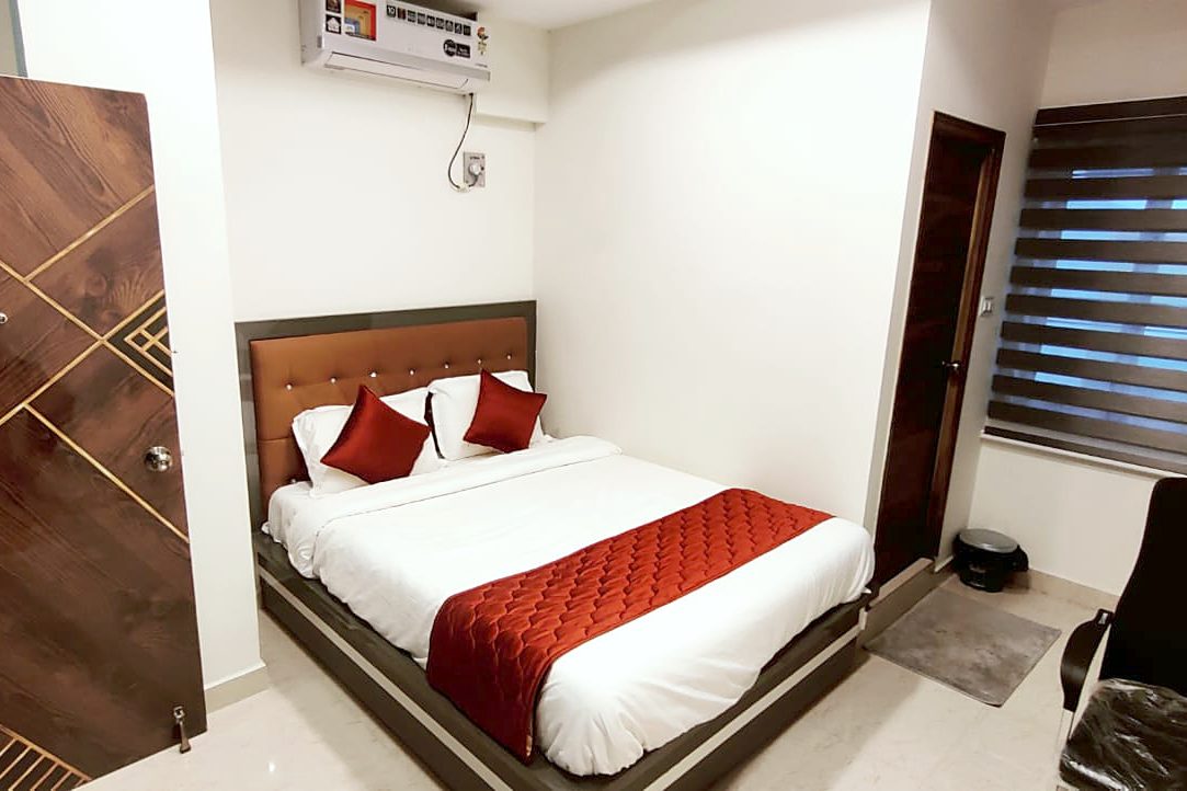 Queen Room with window blinds and air conditioning