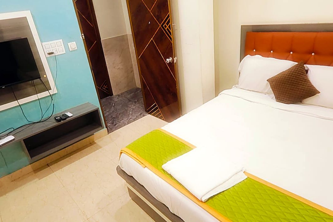 Queen Room bed facing the television