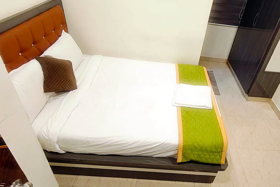 Queen Room bed and wardrobe