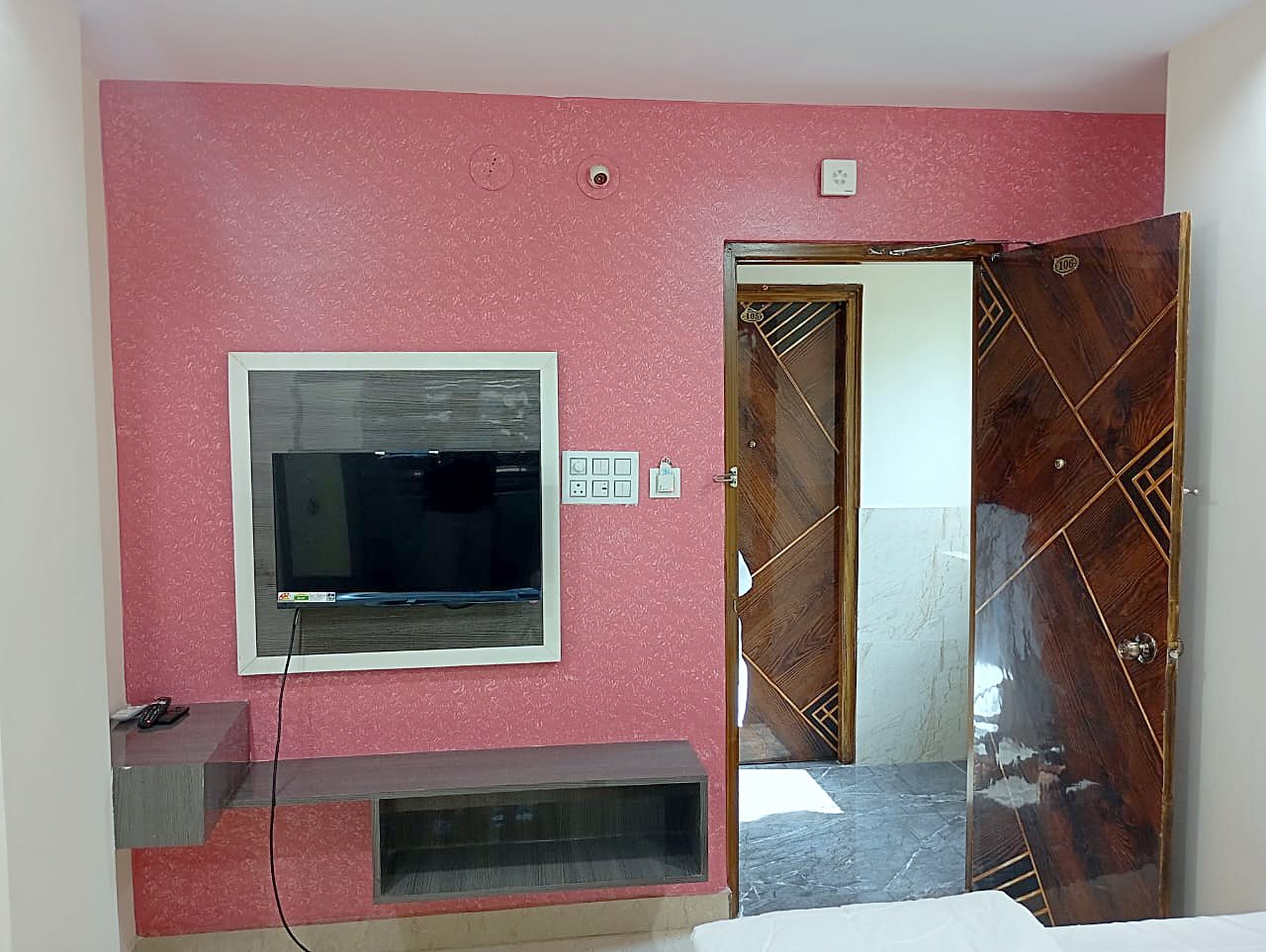 Queen Room wall-mounted television and counter