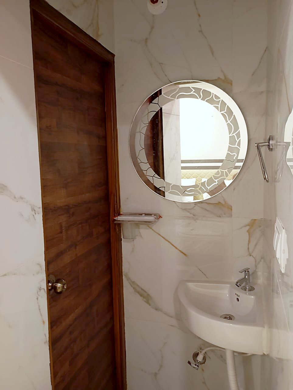 Queen Room bathroom wash basin and mirror