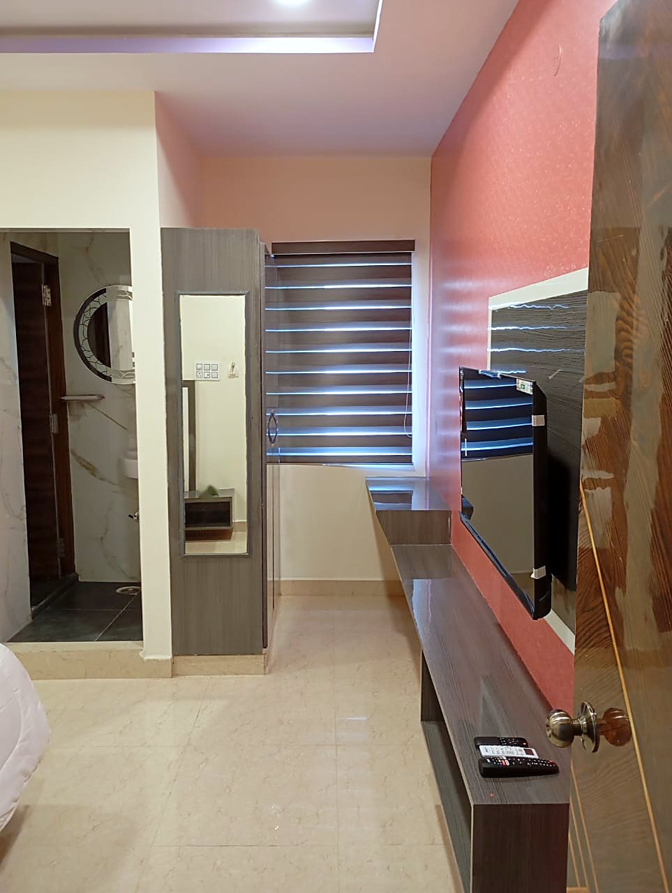 King Room wardrobe, mirror and TV counter