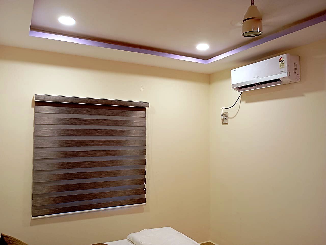 King Room air conditioner and window blinds